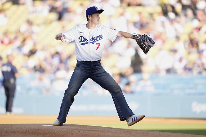 손흥민이 지난 27일(현지시간) LA 다저스 홈경기에서 시구하고 있다. [연합뉴스]