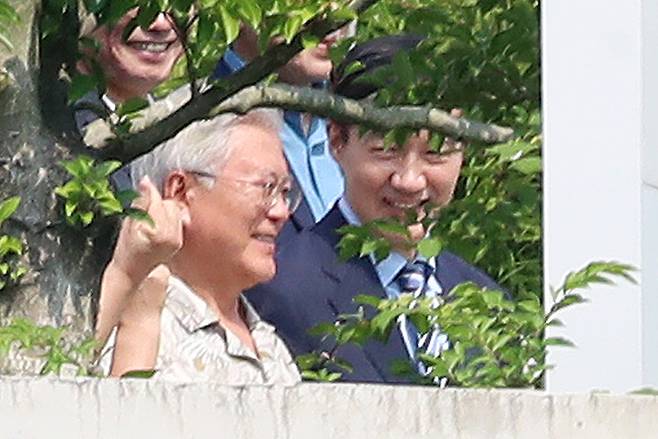 조국 조국혁신당 혁신정책연구원장이 24일 오후 경남 양산시 하북면 평산마을 문재인 전 대통령 사저를 방문해 문 전 대통령을 예방하고 있다. [사진 뉴스1]