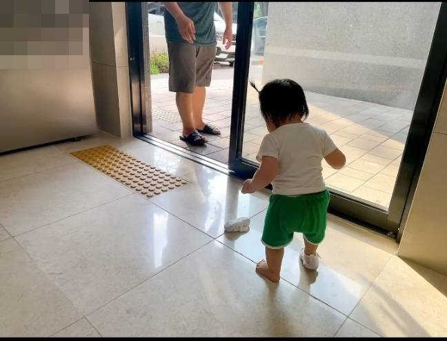 아직은 신발이 어색한지 냅다 벗어던지는 딸. 언젠가 신발 신는 데 익숙해지면 또 다른 난관이 나타날 것이 분명하다. /사진=최우영 기자