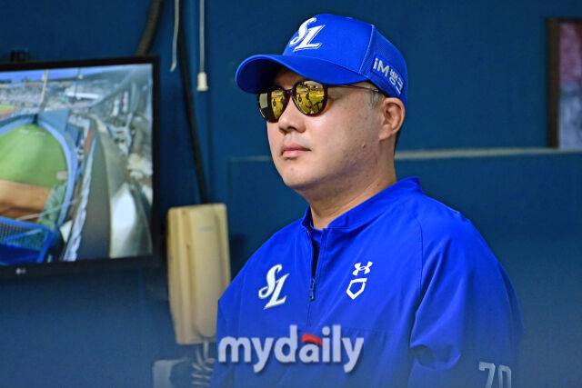 26일 서울 잠실야구장에서 열린 '2025 신한 SOL BANK KBO리그' 삼성 라이온즈와 두산 베어스 경기. 삼성 박진만 감독이 경기를 지켜보고 있다./마이데일리