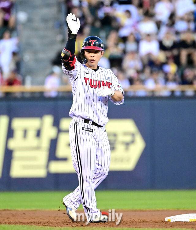 2025년 8월 30일 오후 서울 잠실구장에서 열린 '2025 신한 SOL뱅크 KBO 리그' 키움 히어로즈와 LG 트윈스의 경기LG 문성주가 3회말 무사 1루서 2루타를 친 뒤 기뻐하고 있다./잠실=유진형 기자