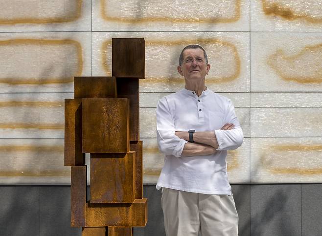 안토니 곰리가 개인전 ‘불가분적 관계(Inextricable)’를 개최하는 화이트 큐브 서울에서 기념촬영을 하고 있다. [화이트 큐브,·타데우스 로팍, Jeon Byung Cheol]