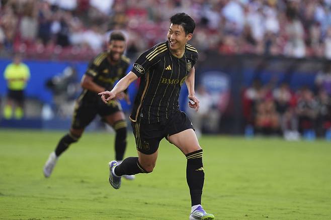 [프리스코=AP/뉴시스] 로스앤젤레스(LA) FC의 손흥민이 지난 23일(현지 시간) 미 텍사스주 프리스코 도요타 스타디움에서 열린 2025 메이저리그사커(MLS) FC 댈러스와 경기 전반 6분 선제골을 넣은 후 환호하고 있다. 손흥민은 프리킥으로 선제골을 넣어 MLS 데뷔골을 기록했다. 2025.08.24.