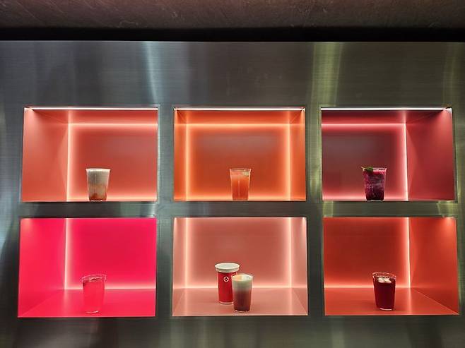 [서울=뉴시스] 이현주 기자=루이비통 도산 스토어 3층에 위치한 카페에서 판매하는 시그니처 음료 모습. 라 보떼 루이비통 립스틱 컬러에서 영감을 받았다. 2025.08.29. juicy@newsis.com *재판매 및 DB 금지