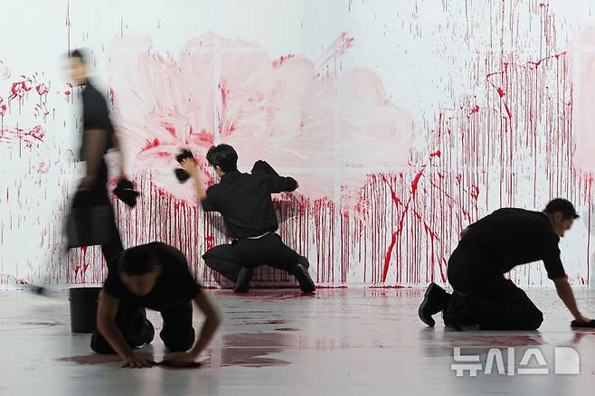 [서울=뉴시스] 박진희 기자 = 세종문화회관은 28일 서울 종로구 세종문화회관 s씨어터에서 김성훈 on Sync Next 25 'pink' 공연을 시연하고 있다. 싱크 넥스트(Sync Next)는 무경계 예술 공연 시리즈로, 다양한 장르와 형식의 융합을 통해 새로운 예술적 경험을 제공하는 컨템퍼러리 공연예술이다. 2025.08.28. pak7130@newsis.com