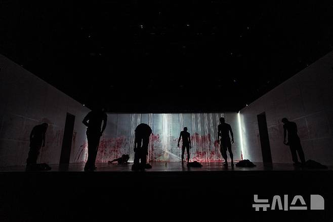 [서울=뉴시스]김성훈 안무의 '싱크 넥스트 25 〈Pink〉' 공연 리허설 장면. (사진=세종문화회관 제공)