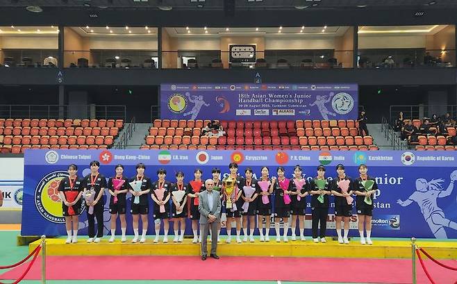 [서울=뉴시스] 한국 여자 주니어(19세 이하·U-19) 핸드볼 대표팀, 제18회 아시아 여자주니어선수권대회 준우승. (사진=대한핸드볼연맹 제공) *재판매 및 DB 금지