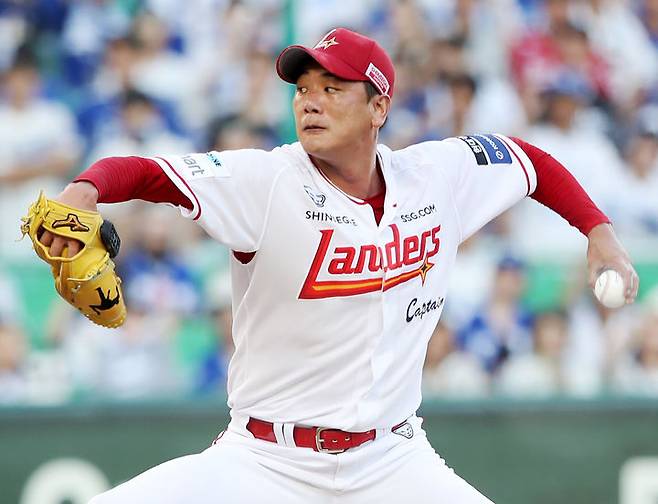 [서울=뉴시스] 프로야구 SSG 랜더스 김광현이 7일 인천 SSG랜더스필드에서 열린 2025 신한 쏠뱅크 KBO리그 삼성 라이온즈와의 경기에 선발 등판해 공을 던지고 있다. (사진=SSG 랜더스 제공) 2025.08.07. *재판매 및 DB 금지
