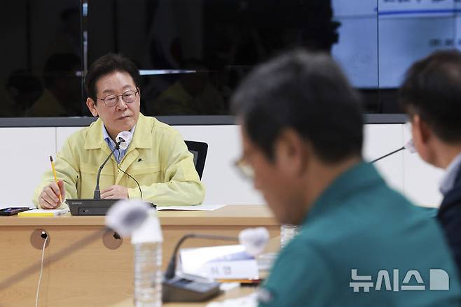[강릉=뉴시스] 고범준 기자 = 이재명 대통령이 30일 강원 강릉시청 재난안전상황실에서 가뭄 대책 회의를 주재하고 있다. 2025.08.30. bjko@newsis.com
