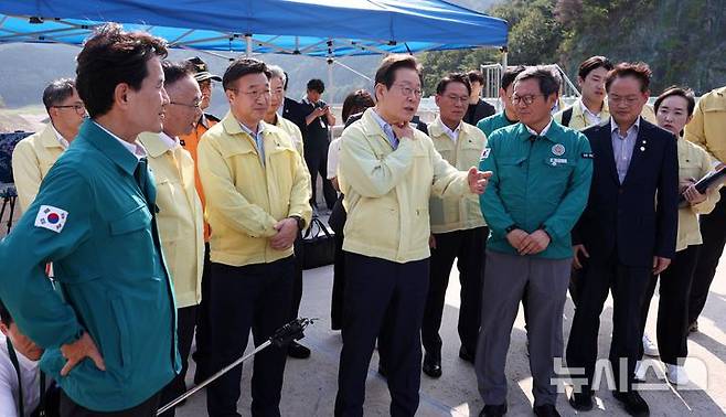 [강릉=뉴시스] 고범준 기자 = 이재명 대통령이 30일 강원 강릉시 성산면 오봉저수지를 방문해 가뭄 피해 상황 등을 점검하고 있다. 2025.08.30. bjko@newsis.com