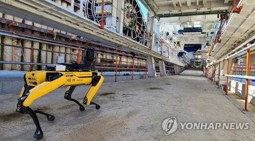 현대건설 현장에서 안전점검 활동 중인 4족 보행 로봇견 '스팟' [연합뉴스 자료사진]