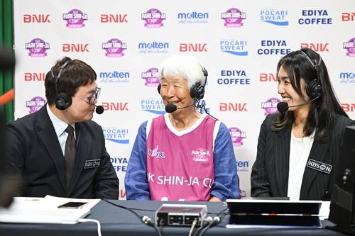 BNK와 후지쓰의 경기 객원 해설로 참여한 박신자 여사(가운데) [WKBL 제공. 재판매 및 DB 금지]