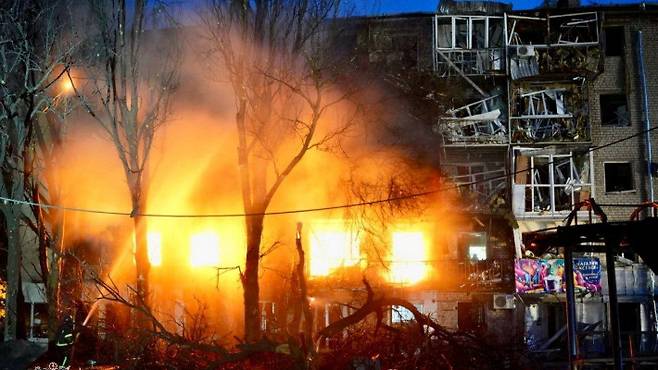 30일(현지시간) 우크라이나 중부 자포리자에서 발생한 러시아의 드론·미사일 공격으로 아파트가 불타고 있다. 연합뉴스