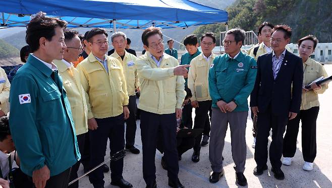 30일 오후 강릉 오봉저수지를 방문해 가뭄 상황을 점검하고 있는 이재명 대통령. 연합뉴스