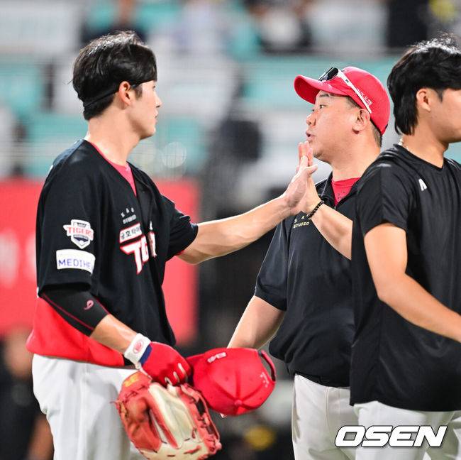[OSEN=수원, 박준형 기자] 프로야구 KIA 타이거즈가&nbsp;KT 위즈를 꺾고 3연승을 달렸다.&nbsp;KIA는 29일 수원 KT위즈파크에서 열린 2025 KBO리그&nbsp;KT와 경기에서 홈런 3방을 몰아치며 10-1로 승리했다. KIA는 이날 승리로 8위에서 7위로 올라섰다. NC에 승률에서 앞섰다.&nbsp;경기종료 후 KIA 이범호 감독이 결승홈런을 날린 오선우와 하이파이브를 하고 있다.    2025.08.29 / soul1014@osen.co.kr