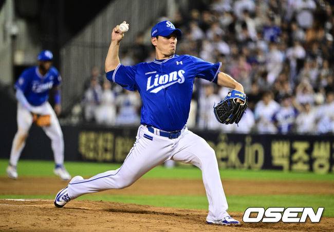 [OSEN=잠실, 조은정 기자]28일 오후 서울 잠실구장에서 ‘2025 신한 SOL Bank KBO리그’ 두산 베어스와 삼성 라이온즈의 경기가 열렸다.두산은 최민석, 삼성은 최원태를 선발로 내세웠다.9회말 2사 1,2루 삼성 김재윤이 역투하고 있다. 2025.08.28 /cej@osen.co.kr