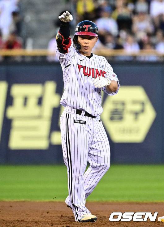 [OSEN=잠실, 조은정 기자]30일 오후 서울 잠실구장에서 ‘2025 신한 SOL Bank KBO리그’ LG 트윈스와 키움 히어로즈의 경기가 열렸다.홈팀 LG는 톨허스트, 방문팀 키움은 박정훈을 선발로 내세웠다.3회말 무사 1루 LG 문성주가 좌익선상 2루타를 날린 뒤 세리머니를 하고 있다. 2025.08.30 /cej@osen.co.kr