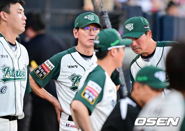 [OSEN=수원, 박준형 기자] 30일 오후 수원KT위즈파크에서 ‘2025 신한 SOL BANK KBO리그’ KT 위즈와 KIA 타이거즈의 경기가 진행됐다.이날 경기에 KT는 문용익(0승 0패)을, KIA는 올러(9승 5패)를 선발투수로 내세웠다. 2회말 3루 주자 유준규가 이중도루 시도해 홈에서 태그아웃됐다 . 이강철 감독이 비디오판독 결과에 아쉬워하고 있다.    2025.08.30 / soul1014@osen.co.kr