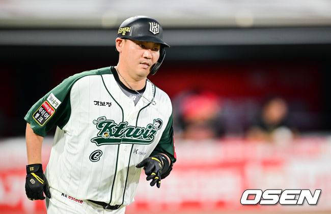 [OSEN=수원, 박준형 기자] 30일 오후 수원KT위즈파크에서 ‘2025 신한 SOL BANK KBO리그’ KT 위즈와 KIA 타이거즈의 경기가 진행됐다.이날 경기에 KT는 문용익(0승 0패)을, KIA는 올러(9승 5패)를 선발투수로 내세웠다. 4회말 KT 선두타자 장성우가 선취 솔로홈런을 날리고 있다.  이 장성우의 홈런은 KBO 통산 53번째 6시즌 연속 두자릿수 홈런이다. 2025.08.30 / soul1014@osen.co.kr