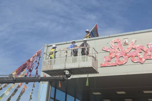 ▲ 경북 구미 한국옵티칼하이테크 공장 위에 올라 600일째 고공농성 중인 박정혜 한국옵티칼지회 수석부지회장을 땅으로 내리기 위해 크레인이 올라가고 있다. 크레인 탑승자는 김영훈 고용노동부 장관, 장창열 금속노조 위원장, 이지영 한국옵티칼지회 사무장. ⓒ프레시안(최용락)