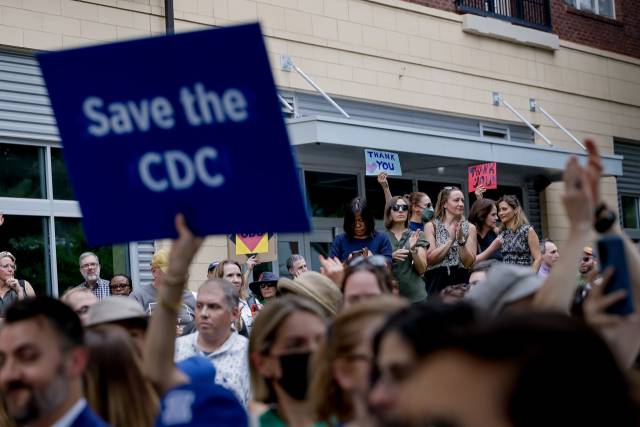 ▲ 28일(현지시간) 미국 조지아주 애틀랜타의 질병통제예방센터(CDC) 입구에서 전·현직 CDC 직원들 및 지지자들이 최근 사임한 CDC 간부들을 지지하는 집회를 벌였다. ⓒEPA=연합뉴스