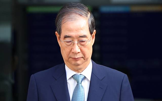 ▲윤석열 전 대통령의 내란 행위 방조 혐의를 받는 한덕수 전 국무총리가 27일 구속 전 피의자 심문(영장실질심사)을 마친 뒤 대기 장소인 서울구치소로 이동하기 위해 서울 서초구 서울중앙지법 청사를 나서고 있다. ⓒ연합뉴스