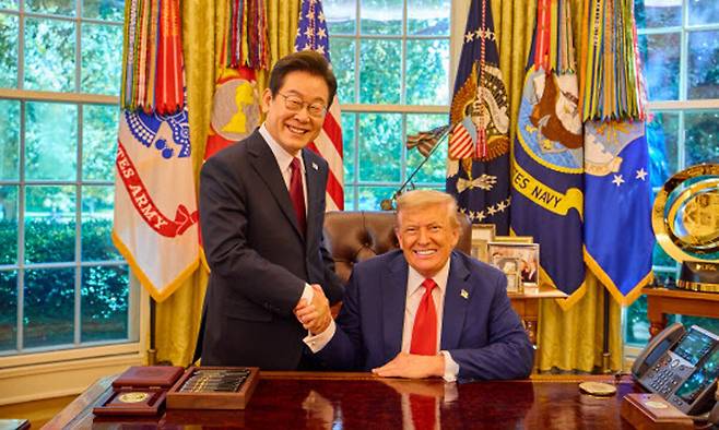 이재명 대통령이 지난 25일(현지 시간) 미국 워싱턴DC 백악관에서 열린 한미 정상회담을 마치고 도널드 트럼프 미국 대통령과 악수를 하고 있다. 공동취재