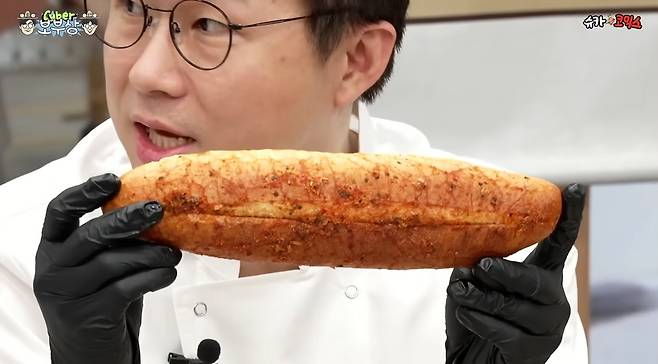 경제 유튜버 슈카가 베이커리 팝업 ‘ETF&nbsp;베이커리’에서 판매할&nbsp;빵을 들어&nbsp;보이고 있다. 유튜브 채널 ‘슈카월드 코믹스’ 캡처