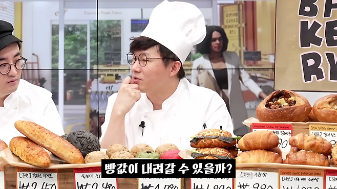 경제 유튜버 슈카가 빵값에 대해 이야기하고 있다. 유튜브 채널 ‘슈카월드 코믹스’ 캡처