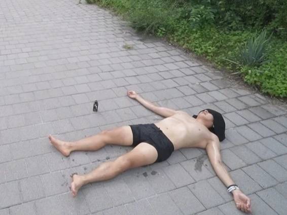 기안84가 길바닥에서 태닝을 하는 모습. MBC '나 혼자 산다' 방송화면 캡처.