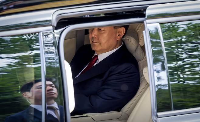 7월9일 윤석열이 영장실질심사에 출석하기 위해 서울중앙지방법원에 도착해 하차를 기다리고 있다. ⓒ사진공동취재단