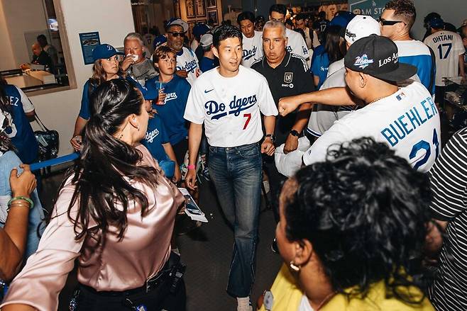 ▲ 손흥민은 경기장 안팎에서 엄청난 파급력을 보이고 있다. LAFC에 따르면, 손흥민 영입 후 LAFC 관련 콘텐츠가 8월 초에만 약 339억 조회수를 기록했다. 이전 대비 594%나 증가한 역대급 기록. 언론 보도량은 289% 증가했다. 이들은 “2022년 가레스 베일을 영입했을 때보다 더 압도적”이라고 평가했다. ⓒ LAFC