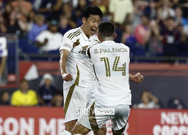 ▲ 팀 승리와 개인 기록, 두 마리 토끼를 두루 손에 쥐며 미국 무대 선발 데뷔전을 성공적으로 마친 손흥민의 다음 스텝은 골이었다. 이날 댈러스를 상대한 손흥민은 전반 6분 처음 찾아온 기회를 바로 득점으로 연결하는 슈팅 정확도와 결정력을 과시했다.