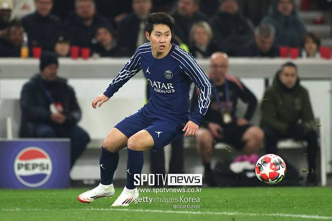 ▲ 지난 시즌 출전 기회 부족으로 힘든 시간을 보냈던 이강인이다. 올 시즌에도 크게 달라지지 않을 것 같았지만, 슈퍼컵을 기점으로 다시 기회를 잡고 있다. 지금부터 이강인 커리어에 반전 흐름일 가능성이 크다. PSG의 전폭적인 신뢰 아래 자신의 기량을 입증해낸다면, 진정한 주전 도약은 시간 문제일 수 있다.