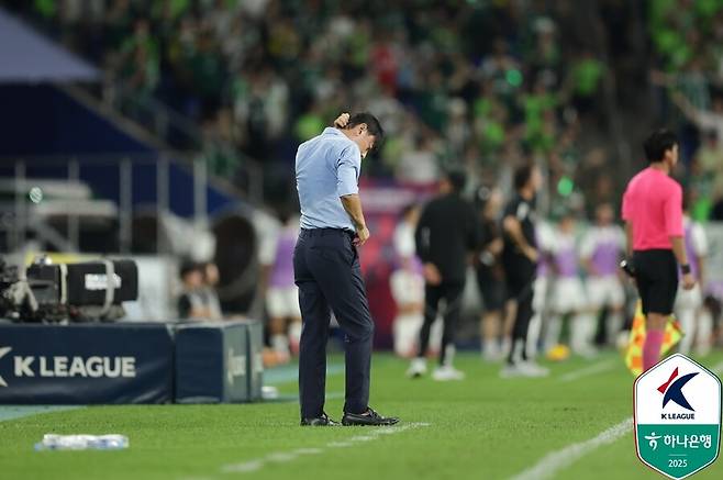 ▲ 30일 울산문수축구경기장에서 울산HD와 전북현대의 하나은행 K리그1 2025 28라운드가 열렸다. 올 시즌 세 번째 현대가 더비에서 후반에만 2골을 뽑아낸 전북이 2-0으로 이겼다. 홈에서 라이벌에 패한 울산은 다시 3연패 수렁에 빠지면서 강등권 추락을 걱정해야 하는 상황에 내몰렸다. ⓒ 한국프로축구연맹