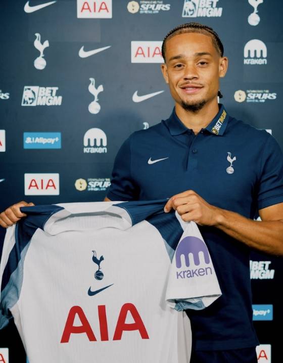 사비 시몬스가 토트넘 홋스퍼 유니폼을 들고 포즈를 취하고 있다. /사진=토트넘 홋스퍼 공식 사회관계망서비스(SNS)