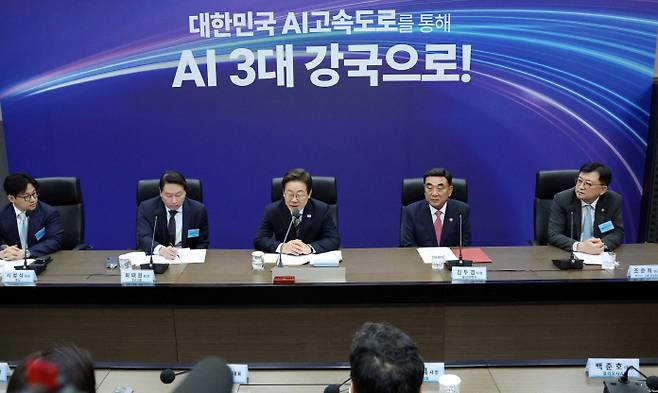 이재명 대통령이 지난 6월 29일 울산전시컨벤션센터에서 열린 AI글로벌 협력 기업 간담회에서 발언하고 있다.[사진 | 뉴시스]