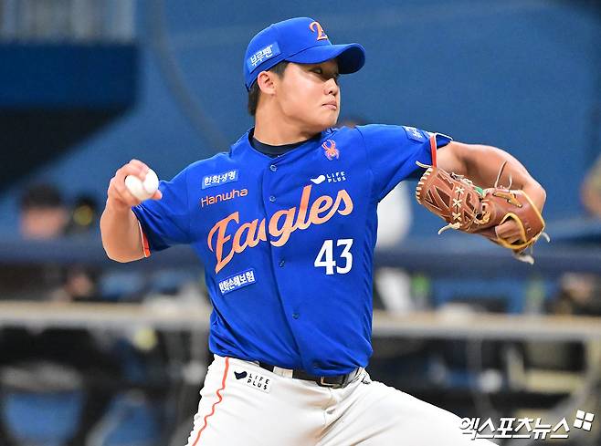 28일 오후 서울 구로구 고척스카이돔에서 열린 '2025 신한 SOL Bank KBO리그' 한화 이글스와 키움 히어로즈의 경기, 7회말 무사 1,2루 한화 정우주가 공을 힘차게 던지고 있다. 엑스포츠뉴스 고척, 김한준 기자