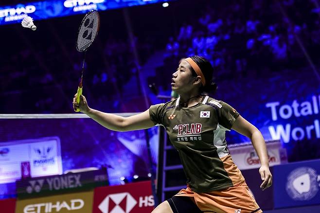 여자 배드민턴 단식 세계랭킹 1위 안세영이 30일(한국시간) 프랑스 파리의 아디다스 아레나에서 열린 2025 세계배트민턴선수권대회 여자단식 8강전에서 세계랭킹 12위 심유진을 2-0(21-10 21-6)으로 이겼다. 사진 연합뉴스