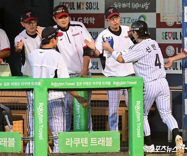 염경엽 감독이 이끄는 LG 트윈스가 30일 서울 잠실야구장에서 열린 2025 신한 SOL Bank KBO리그 키움 히어로즈와의 팀 간 14차전에서 승리했다. 사진 김한준 기자