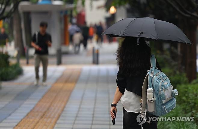 우산이 필요한 날 (서울=연합뉴스) 김도훈 기자 = 26일 서울 종로구 세종로의 한 인도에서 우산을 든 시민이 길을 지나고 있다.
    기상청은 26일 전국이 대체로 흐리고 오후까지 대부분 지역에 비가 내릴 것으로 예보했다. 2025.8.26 superdoo82@yna.co.kr
