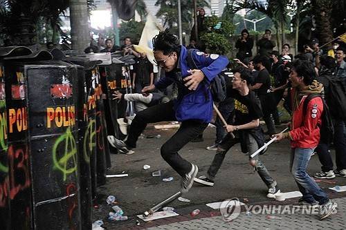 경찰과 충돌한 시위대 [AP 연합뉴스. 재판매 및 DB 금지]