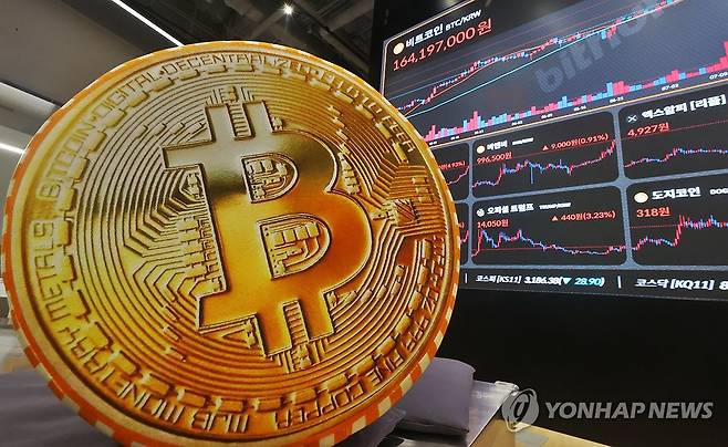 비트코인 (서울=연합뉴스) 진연수 기자 = 18일 서울 서초구 빗썸라운지 강남 본점 현황판에 비트코인 시세가 표시되고 있다. 2025.7.18 jin90@yna.co.kr