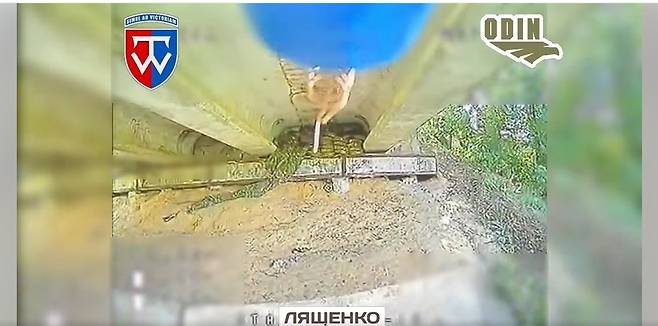 우크라이나 드론이 러시아 지뢰를 발견하는 장면 [드론업체 ODIN 페이스북 계정 캡처. 재판매 및 DB 금지]