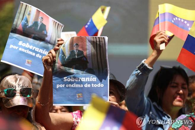 미국의 마약 카르텔 단속 위협에 맞서 자국 정부 지지하는 베네수엘라 국민들 시위 모습 AFP=연합뉴스. 재판매 및 DB 금지