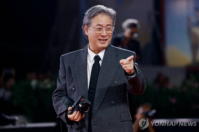 제82회 베네치아영화제 영화 '어쩔수가없다' 프리미어 상영회에서 박찬욱 감독 [로이터=연합뉴스 자료사진]