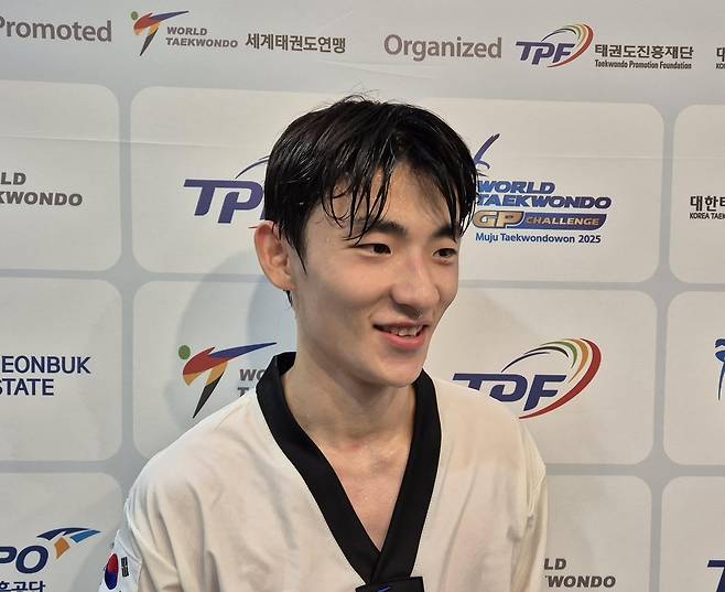 인터뷰하는 배준서 (무주=연합뉴스) 김경윤 기자 = 태권도 국가대표 배준서가 30일 전북 무주 태권도원 T1 경기장에서 열린 무주 태권도원 2025 세계태권도 그랑프리 챌린지 남자 58㎏급에서 우승한 뒤 인터뷰하고 있다. 2025.8.30. cycle@yna.co.kr