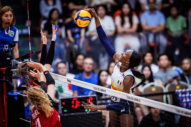 공격하는 이탈리아의 주포 에고누(오른쪽)  [FIVB 홈피 캡처. 재판매 및 DB 금지]