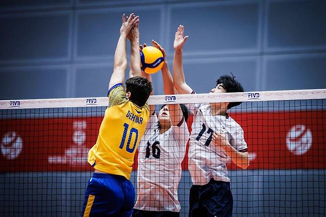 공방 펼치는 한국-우크라이나 U-21 남자배구 대표팀 선수들 [FIVB 홈피 캡처. 재판매 및 DB 금지]