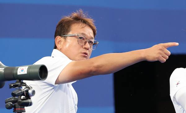 선수와 지도자로 올림픽 금메달을 수확한 박성수 인천 계양구청 양궁팀 감독이 지난 27일 별세했다. 사진은 지난해 파리올림픽 양궁 남자 개인전 32강 경기에서 김제덕과 대화하는 박 감독 모습. /연합뉴스